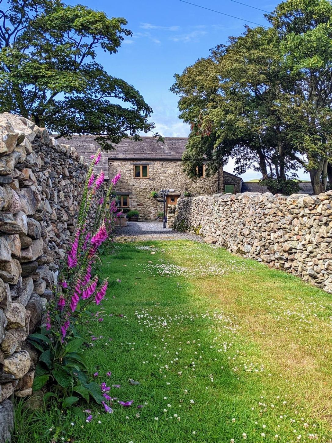 The Wayside And Whisky Barn Whitbeck Exterior foto