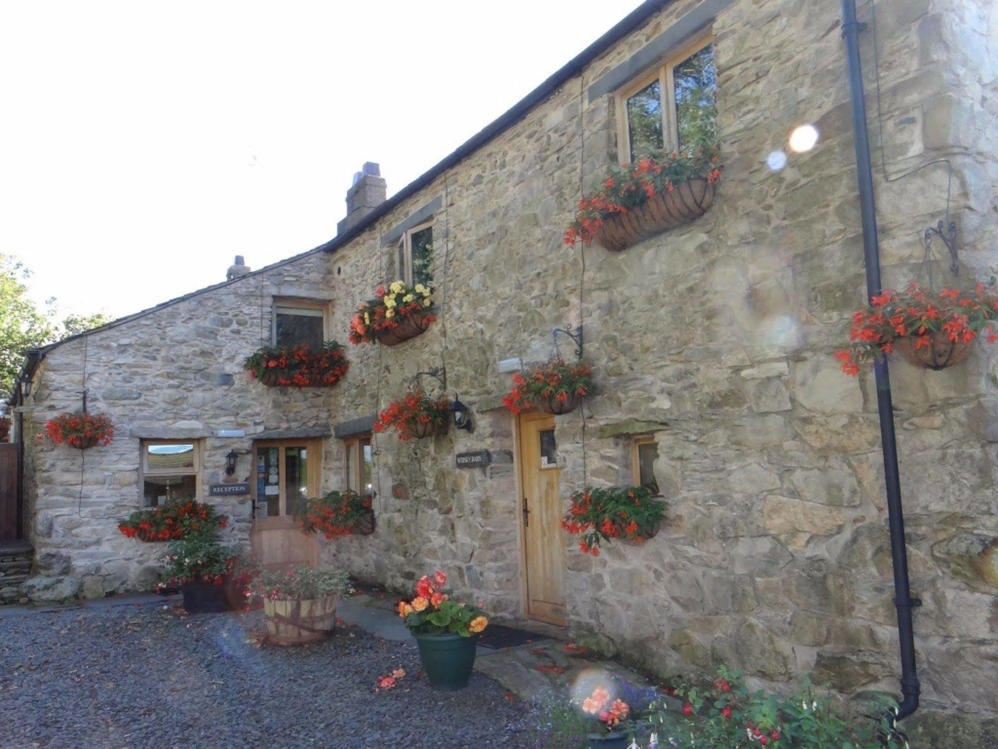 The Wayside And Whisky Barn Whitbeck Exterior foto